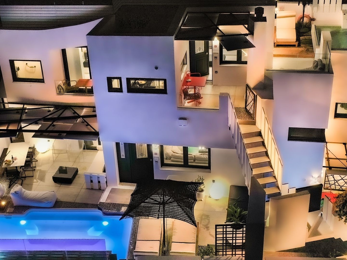 Cosmopolitan villa / Sisi center