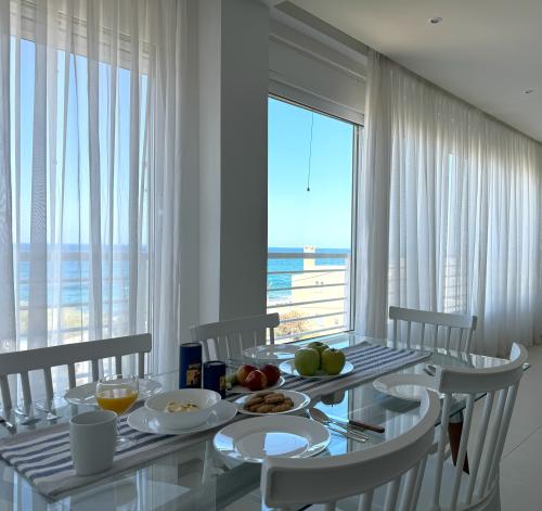 breakfast_enjoying_the_seaview