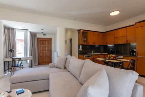 main_entrance_living_room